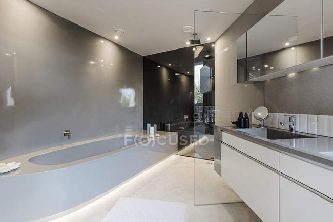 Maison de luxe moderne vitrine salle de bain intérieure — Photo de stock