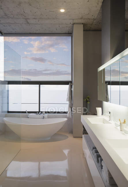 Пропитанная ванна в современной ванной комнате, интерьер — стоковое фото