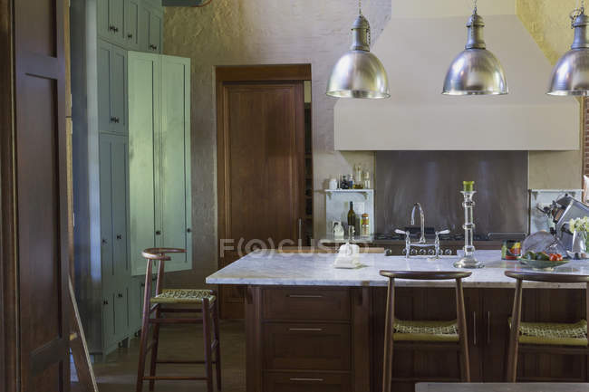 Кухня в роскошном современном доме — стоковое фото
