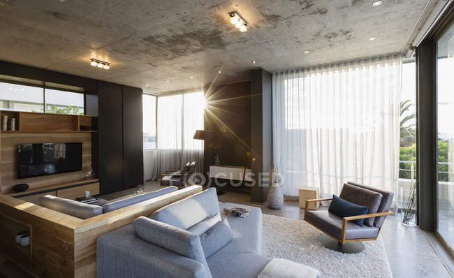 Interior de lujo de la casa moderna, sala de estar — cómodo, decoración -  Stock Photo | #199387078