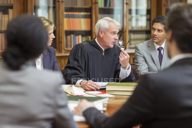 Juez y abogados hablando en salas - foto de stock