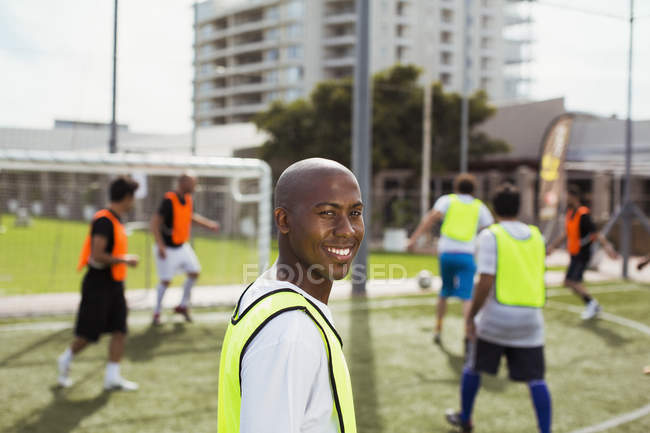 Giocatore di calcio sorridente sul campo — Foto stock