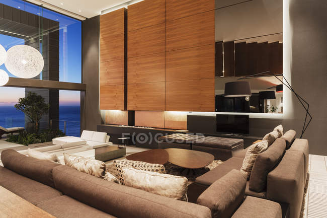Sofás e painéis de madeira na moderna sala de estar — Fotografia de Stock