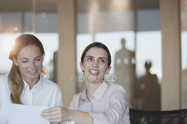 Mujer de negocios sonriente y entusiasta en la sala de conferencias - foto de stock
