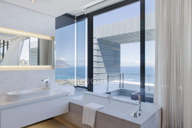 Accogliente bagno interno in casa moderna — Foto stock