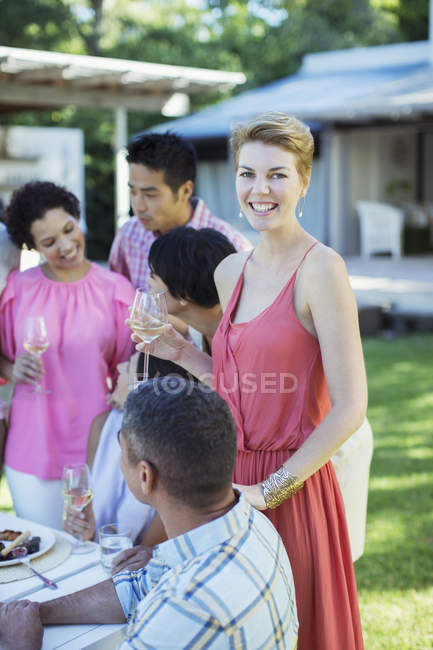 Mujer sonriendo en la fiesta al aire libre - foto de stock