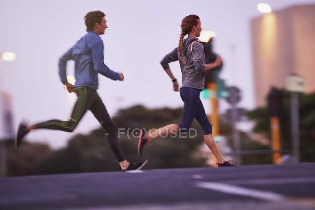 Läuferpaar läuft auf Stadtstraße — Stockfoto