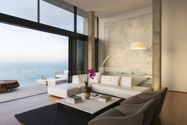 Современная гостиная с видом на океан — стоковое фото