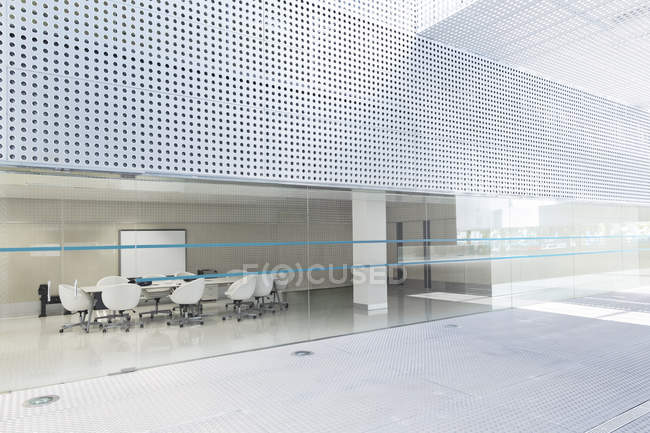 Immeuble de bureaux moderne avec salle de conférence — Photo de stock