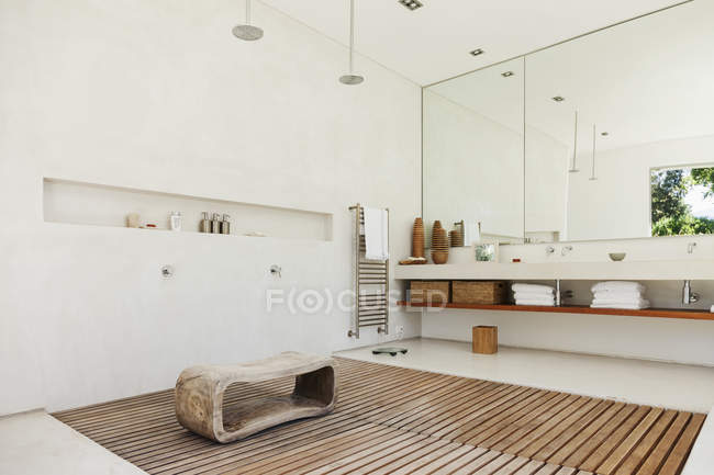 Banheiro moderno dentro de casa durante o dia — Fotografia de Stock