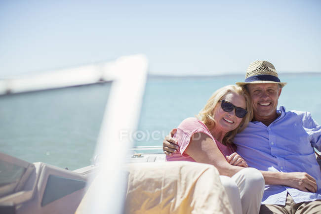 Couple assis en bateau sur l'eau — Photo de stock