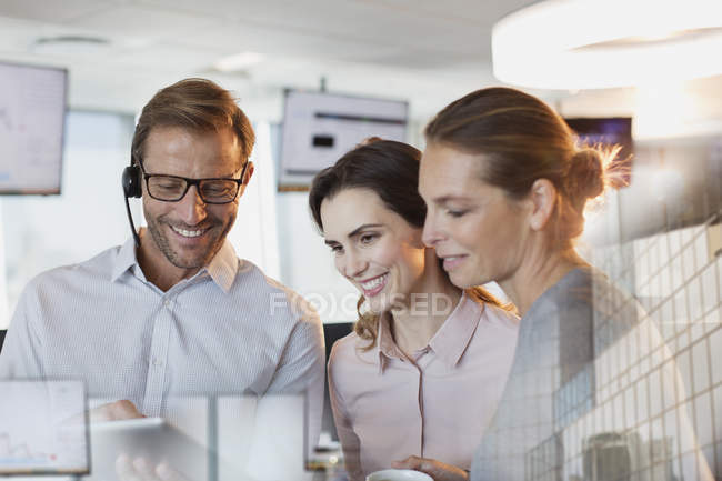 Empresários usando tablet digital no escritório — Fotografia de Stock