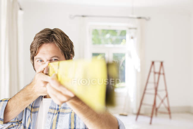 Man holding wood close to face — Stock Photo