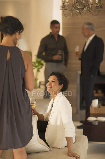 Women talking at party — Stock Photo
