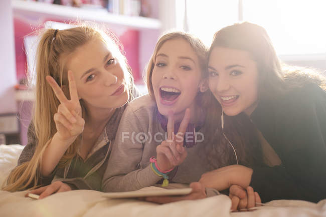 Porträt Teenager-Mädchen gestikulieren Friedenszeichen — Stockfoto