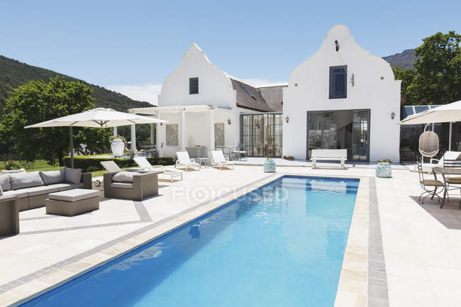 Luxus-Haus mit Pool tagsüber — Stockfoto