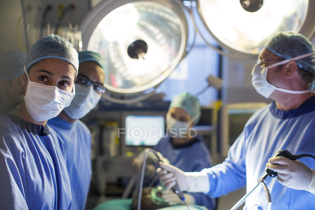 Equipe de cirurgiões durante a operação em sala de operações — Fotografia de Stock