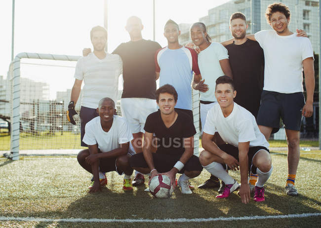 Группа футболистов улыбается на поле — стоковое фото