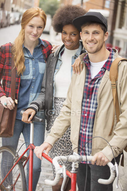 Amigos sorrindo juntos na rua da cidade — Fotografia de Stock