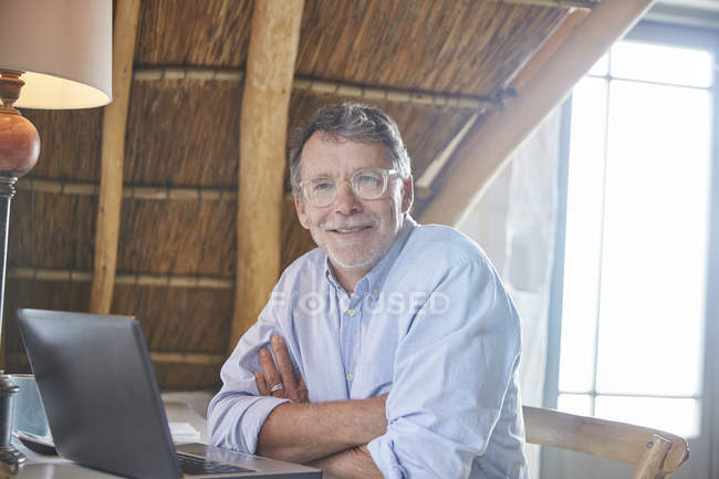 Portrait homme âgé confiant en utilisant un ordinateur portable — Photo de stock