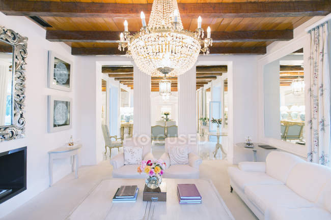 Beleuchteter Kronleuchter über luxuriösem Wohnzimmer — Stockfoto