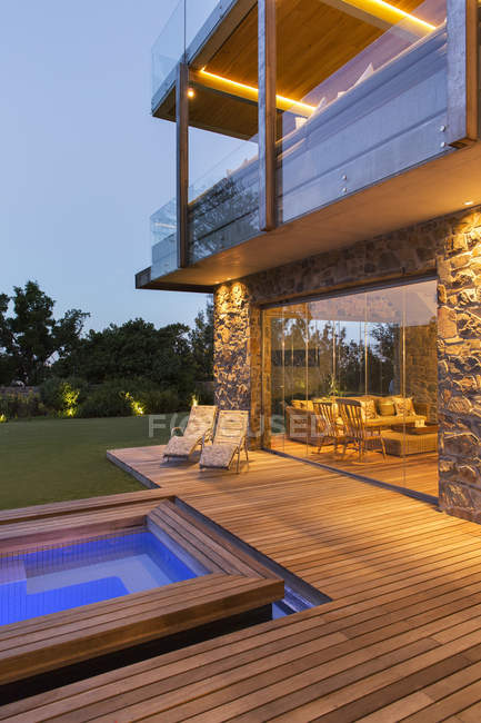 Casa moderna con vista sulla piscina e sul ponte di legno — Foto stock