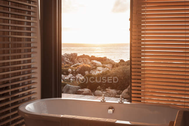 Home showcase soaking tub overlooking ocean — Stock Photo