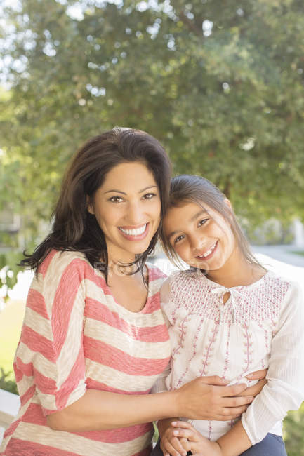 Portrait of smiling mother and daughter — Stock Photo
