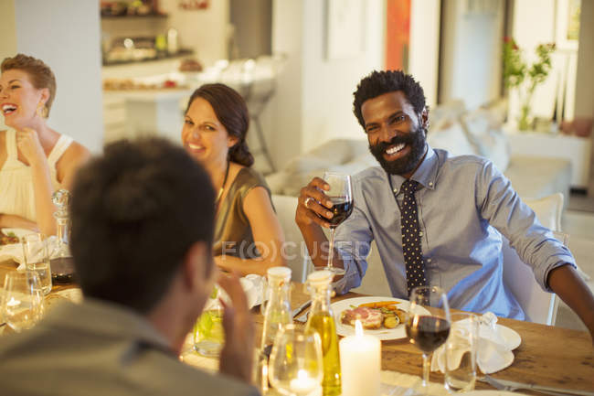 Freunde unterhalten sich bei Dinnerparty — Stockfoto