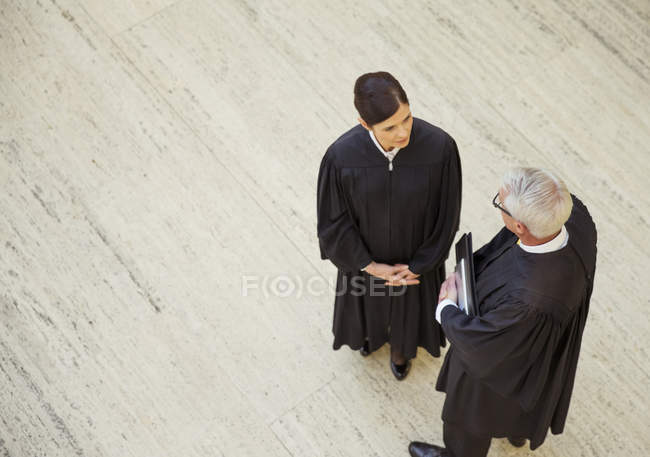 Juízes conversando no tribunal — Fotografia de Stock