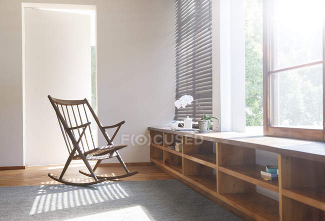 Крісло-качалка і килим в сучасній спальні — стокове фото