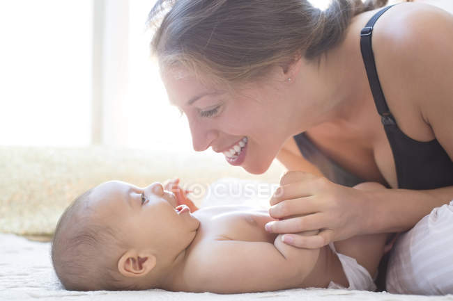 Fröhliche Mutter spielt mit Baby-Junge — Stockfoto