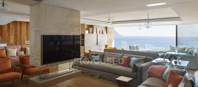Salon moderne avec vue sur l'océan — Photo de stock