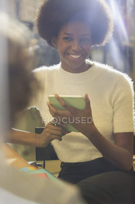 Heureuse jeune femme utilisant une tablette numérique — Photo de stock