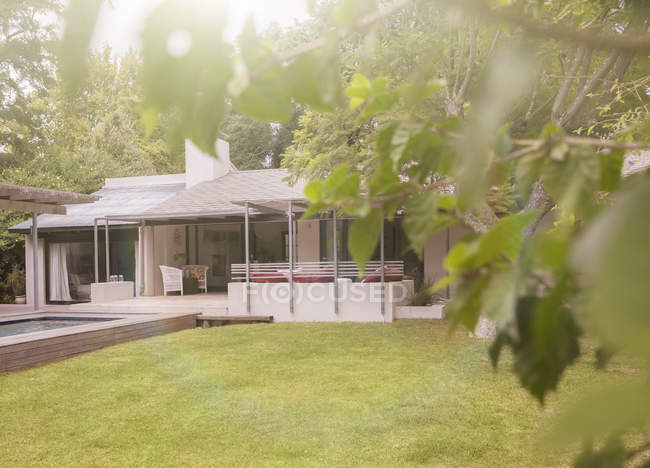 Pool und Liegewiese im Hinterhof des modernen Hauses — Stockfoto