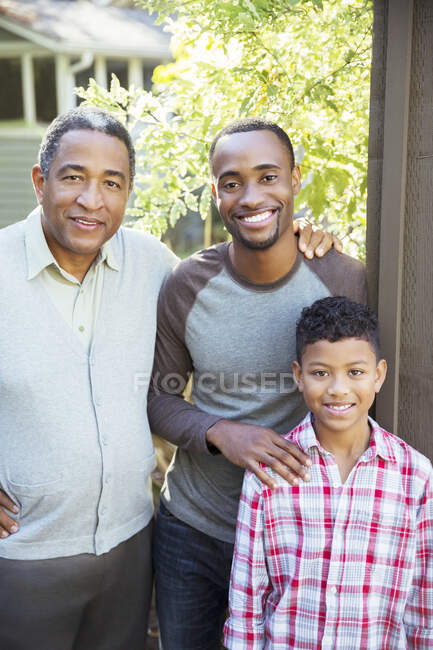 Ritratto di uomini sorridenti multi-generazione all'aperto — Foto stock