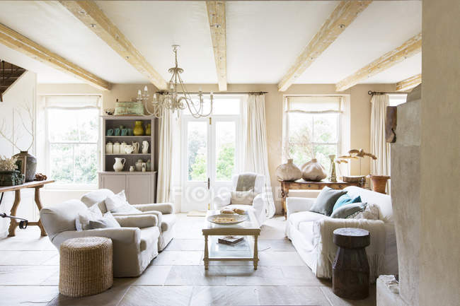 Sofas und Couchtisch im rustikalen Wohnzimmer — Stockfoto