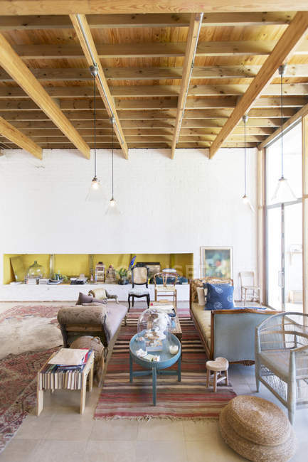 Sofás e mesas de café na sala de estar rústica — Fotografia de Stock