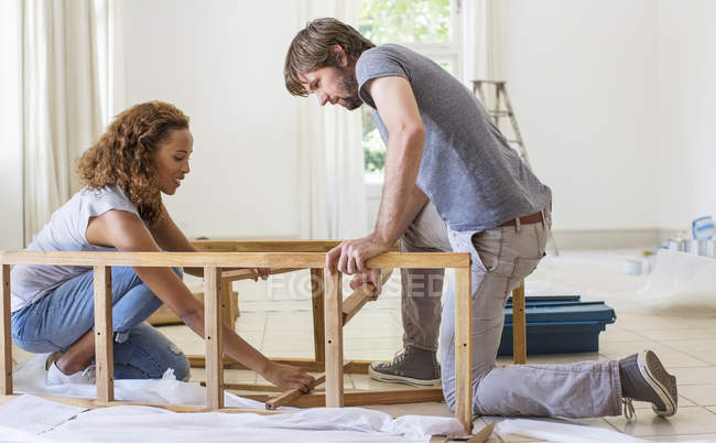 Couple meubles de construction ensemble — Photo de stock