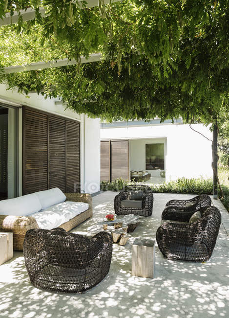 Poltrone e divano su patio di lusso — Foto stock