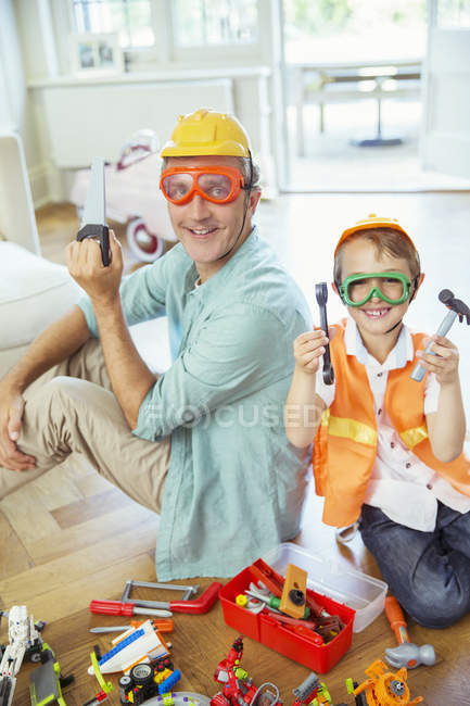 Padre e hijo jugando con juguetes de construcción - foto de stock