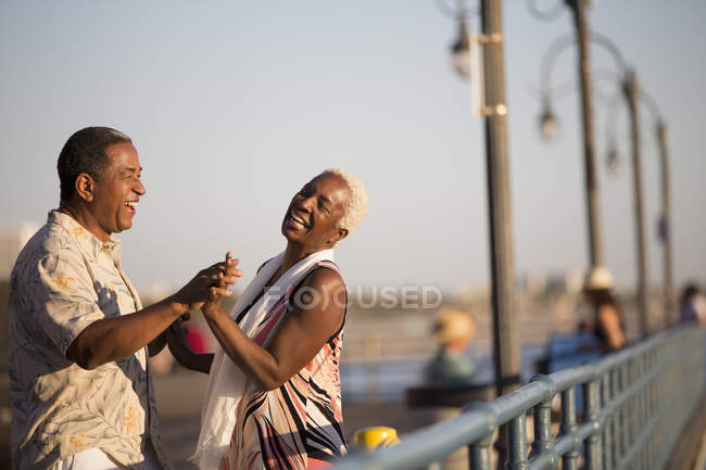 Seniorenpaar tanzt auf Seebrücke — Stockfoto