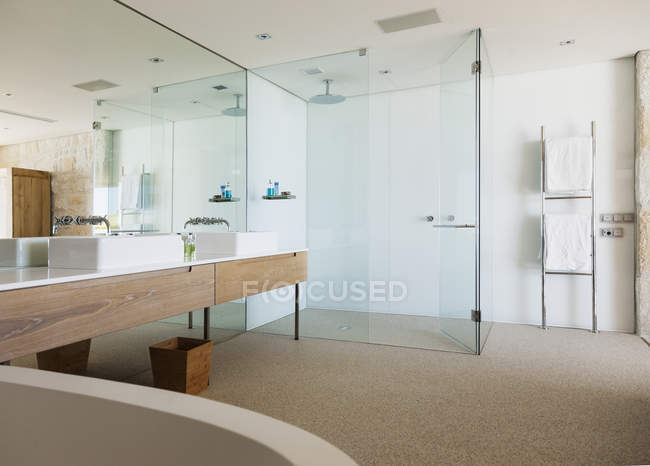 Interior do banheiro moderno dentro de casa de banho — Fotografia de Stock