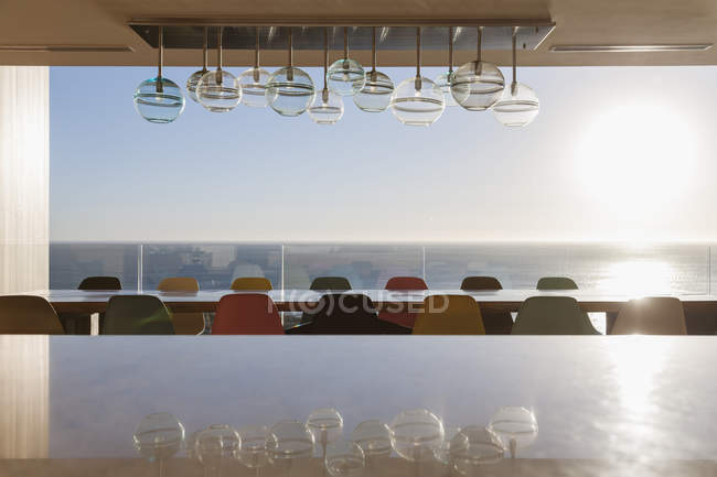 Mesa de comedor larga con vistas al océano - foto de stock