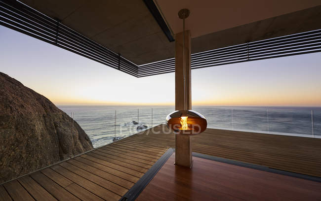 Terraço contra o mar na casa moderna — Fotografia de Stock