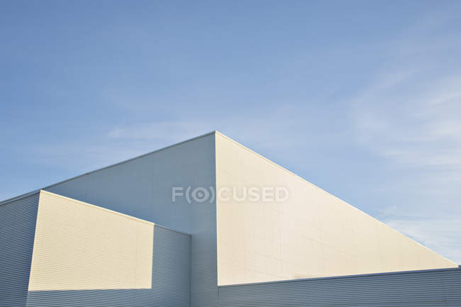 Soleil brille sur les bâtiments contre le ciel bleu — Photo de stock