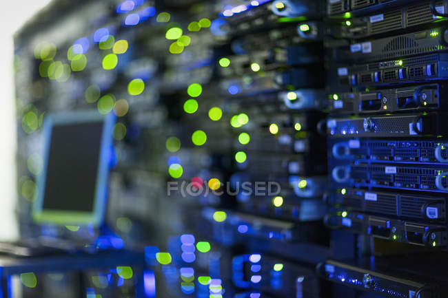 Освещённая панель серверной комнаты — стоковое фото