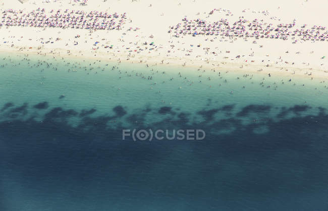 Vista aérea de la multitud en la playa - foto de stock