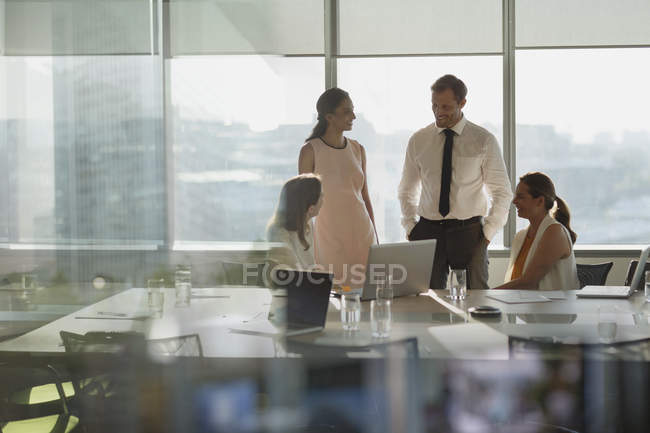 Geschäftsleute unterhalten sich am Laptop im Konferenzraum — Stockfoto
