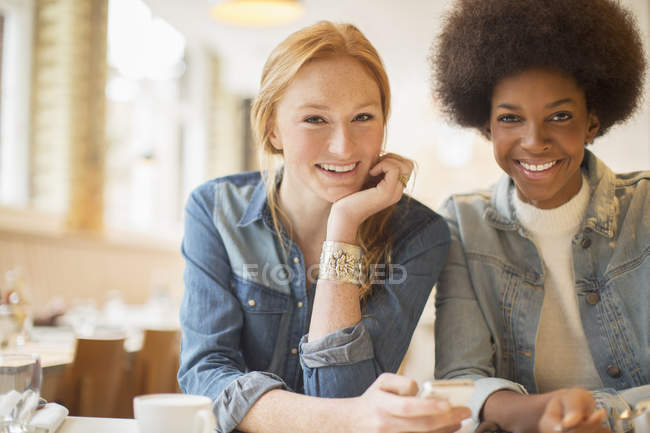 Mujeres disfrutando del café juntos en la cafetería - foto de stock